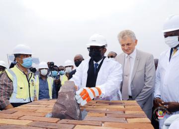 Pose de la première pierre de construction