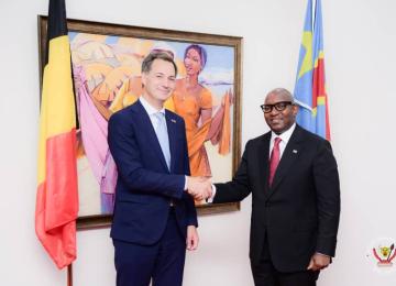 Poignée de main entre les Premiers ministres de la RDC et de Belgique 