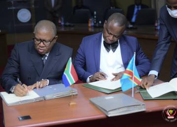 Les ministres des Transports sud-africain et congolais signant le protocole d'accord 