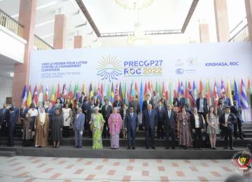 Le PM Sama pose avec les participants à la Pré-COP27 de Kinshasa 