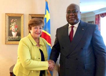 Poignée de main entre le président Félix Tshisekedi et la DG du FMI Kristalina Georgieva