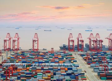 Un terminal à conteneurs dans le port de Shanghai, en Chine.