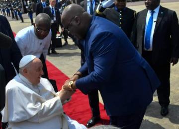 Le président de la République a accompagné le souverain pontife jusqu'au pied de son avion