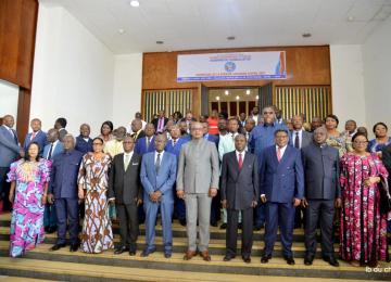 Photo de famille du Bureau du CES avec les invités à l'ouverture de la session d'avril 2023