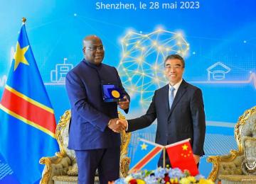 Poignée de main entre le président de la République et le président du Conseil d'administration de Huawei