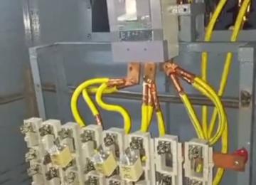 Un transformateur  dans une cabine électrique de la SNEL