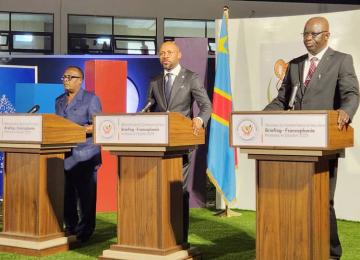 Le porte-parole du Gouvernement,  le ministre des Sports et le Directeur des jeux ont tenu une conférence de presse au stade des martyrs 