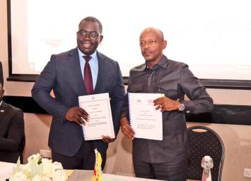 Le ministre des ITPR Alexis Gisaro et le représentant zambien 