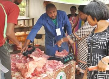 Marchands de viande dans un marché. Photo d'illustration 