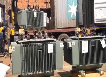 Déchargement des transformateurs au Bureau des approvisionnements de la SNEL à Lubumbashi 