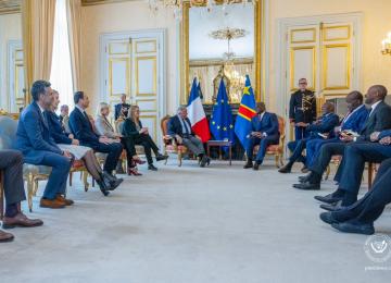 Reçu avec honneur au Sénat, le Chef de l'État a eu des entretiens, élargis à ses collaborateurs, avec  M. Gérard Larcher, Président du Sénat