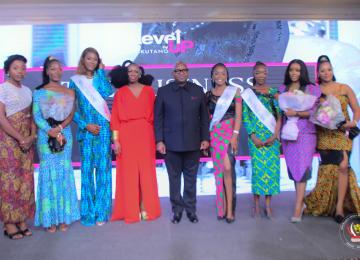 Le Premier Ministre Sama Lukonde posant avec les femmes entrepreneures 