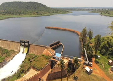 Lac de retenue d'eau sur la rivière Lufira et le Barrage de Mwadingusha. Photo d'illustration