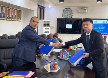 Poignée de main entre le DG de la SNEL Fabrice Lusinde et le représentant de la société chinoise CGGC 