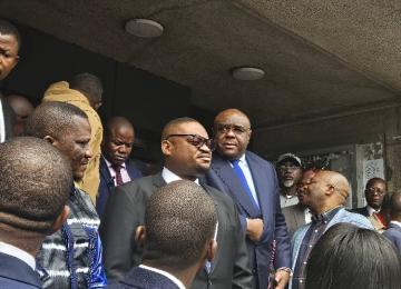 Ici, le VPM Jean-Pierre Bemba et le ministre des Finances Doudou Fwamba, devant les agents et cadres de l'ONATRA