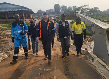 Le DG de la SNEL Fabrice Lusinde, au milieu, effectuant la visite des  installations électriques à Kisangani