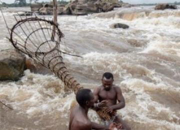 Un pêcheur sur le fleuve Congo à Kisangani. Photo d'illustration