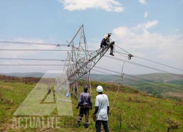 Des agents de la SNEL en intervention sur une ligne haute tension. Photo d'illustration