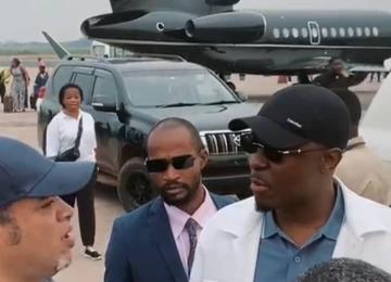 Le ministre Teddy Lwamba accueilli par le DG de la SNEL Fabrice Lusinde à l'aéroport de Kinsangani