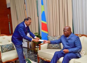 Le président de la République Félix Tshisekedi recevant l'invitation pour l'inauguration de la nouvelle usine de PEPSI à Kinshasa 