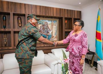 La Première ministre Judith Suminwa recevant le général Kabwik du S.Nt