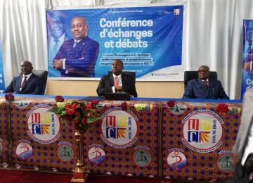 Au milieu, Guy Mboyo, ministre congolais de l'aménagement du territoire