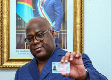 Félix Tshisekedi tenant le permis de conduire 
