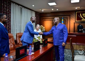 Félix Tshisekedi serrant la main du DG de Kobold metals