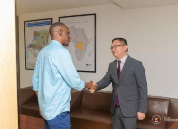 Photo du nouveau ministre d'Infrastructures et l'ambassadeur chinois en RDC lors de leur rencontre