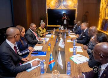 Doudou Fwamba, ministre de Finances, et la délégation de la Banque africaine du Développement, à Kinshasa.