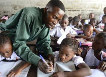 Photo d'illustration d'un enseignant en classe 