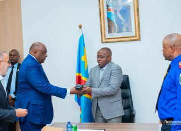 Le ministre de l'Intérieur, Jacquemin Shabani, et le ministre de Transports, Jean-Pierre Bemba lors de la remise du dispostif de verification de permis de conduire à Kinshasa