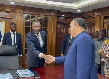 Teddy Lwamba et Fabrice Lusinde, respectivement directeur général entrant et sortant, lors de la remise et reprise ce jeudi à Kinshasa 