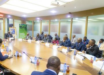 Le ministre de Mines, Louis Watum, et les chefs des structures sous tutelle lors de leur rencontre ce mardi 2 septembre 2025