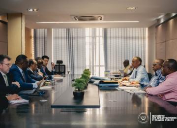 Lors de la rencontre entre le ministre d'Infrastructures, John Banza, et la délégation de la Banque mondiale ce vendredi 5 septembre 2025 à Kinshasa