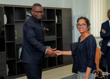 Le ministre Julien Paluku et Poorva Karkare du Centre Européen de Gestion des Politiques lors de leur tête-à-tête à Kinshasa