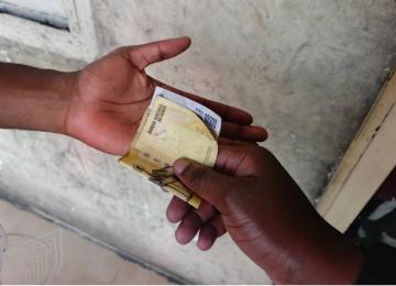 Perception de l'argent à la main 