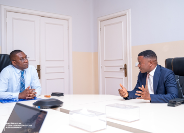 Lors d'un échange entre le ministre en charge du Plan, Guylain Nyembo, et le député national André Mushongo, élu de Tshikapa, lundi 26 janvier 2026
