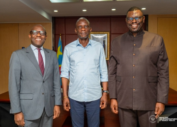 La délégation de la Banque mondiale et le ministre des Infrastructures et Travaux publics 