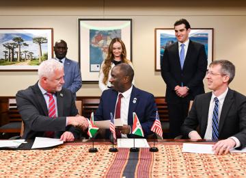 Washington, 10 mars 2026. Le ministre burundais des Ressources minières Hassan Kibeya (au centre) serre la main de Chris Showalter, directeur général de Lifezone Metals (à gauche), en présence de Christopher Kulukundis (à droite), conseiller spécial au bureau des affaires africaines du département d'État américain. La cérémonie, organisée au département d'État, a également vu la signature d'un mémorandum d'entente entre le Burundi et KoBold Metals portant sur la numérisation des archives géoscientifiques