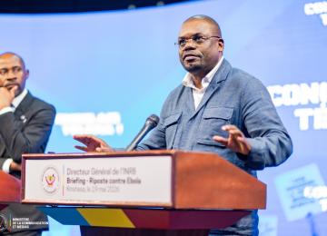 De g-d, le ministre de la Communication, Patrick Muyaya et le DG de Africa CDC, Dr Jean Kaseya.