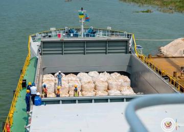 Première exportation régionale de concentrés de lithium depuis le port de Kalemie.