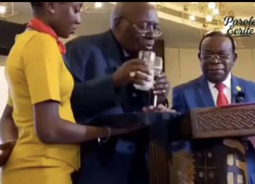Le baptême du livre du professeur Bahati Lukuebo.