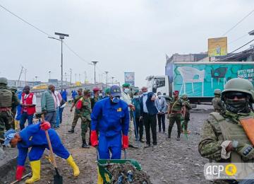 Les bâtisseurs de la nation en plein service de salubrité de Kinshasa.