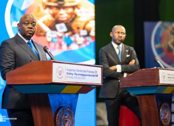 L'IGF Christophe Bitasimwa co animant un briefing spécial avec le ministre Patrick Muyaya.