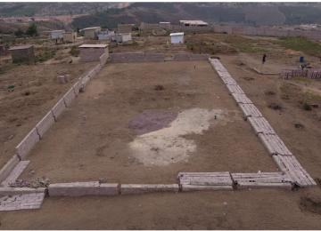 Kikimi 3, Nouvelle Rocade : vue générale de la clôture détruite après les événements du 9 août 2026. Plusieurs pans de maçonnerie ont été renversés tandis que certaines assises demeurent en place. 