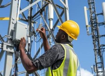 Installation des pylônes de télécommunications.