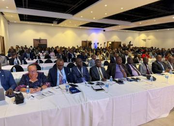 Des gestionnaires des administrations et services publics.