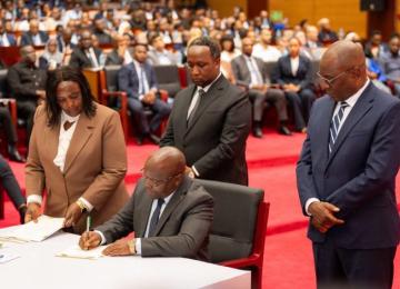 Le ministre de l’Énergie, le Dr Juma Zuberi Homera, signe les permis d’exploration.