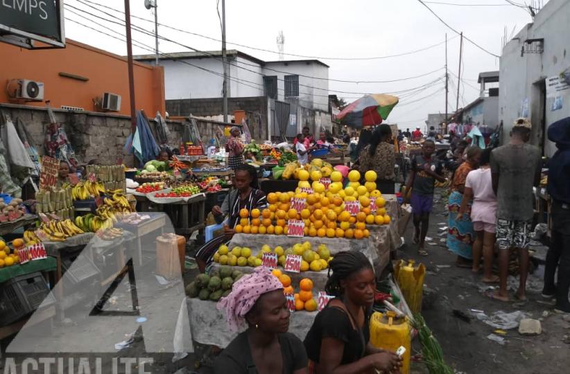 Les étalages des petits commerçants au marché de l'UPN